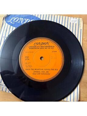 Johnnie and Joe - Over the Mountain, Across the Sea 45rpm VG+ R17